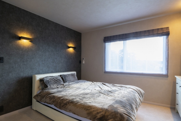主寝室はアクセントクロスに雰囲気のある照明を採用。ホテルライクな主寝室が完成